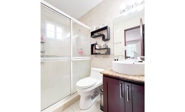 Venta de Casa con Piscina y Jardín en Costa Sur, Panamá