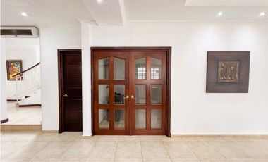 Venta de Casa con Piscina y Jardín en Costa Sur, Panamá