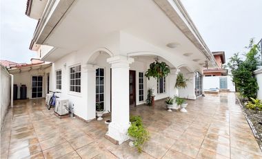 Venta de Casa con Piscina y Jardín en Costa Sur, Panamá
