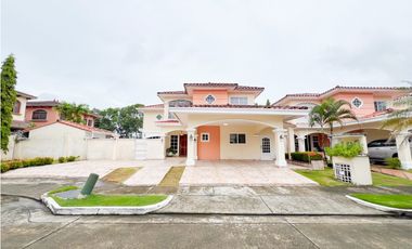 Venta de Casa con Piscina y Jardín en Costa Sur, Panamá