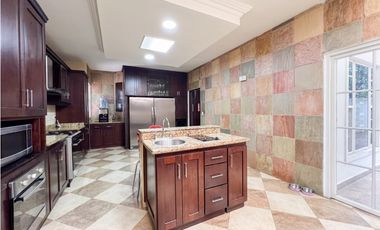 Venta de Casa con Piscina y Jardín en Costa Sur, Panamá
