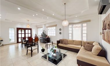 Venta de Casa con Piscina y Jardín en Costa Sur, Panamá