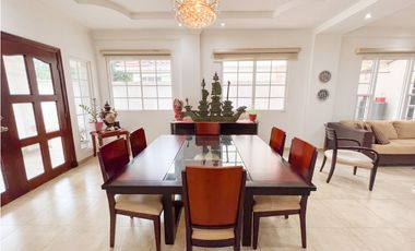 Venta de Casa con Piscina y Jardín en Costa Sur, Panamá