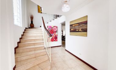Venta de Casa con Piscina y Jardín en Costa Sur, Panamá
