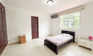 Venta de Casa con Piscina y Jardín en Costa Sur, Panamá