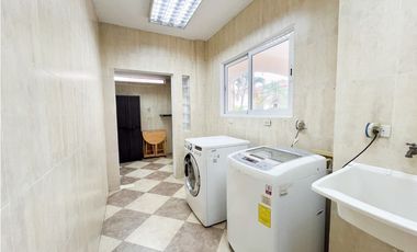 Venta de Casa con Piscina y Jardín en Costa Sur, Panamá