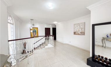 Venta de Casa con Piscina y Jardín en Costa Sur, Panamá