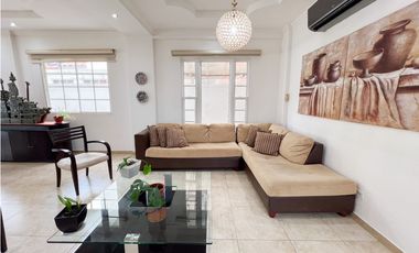 Venta de Casa con Piscina y Jardín en Costa Sur, Panamá
