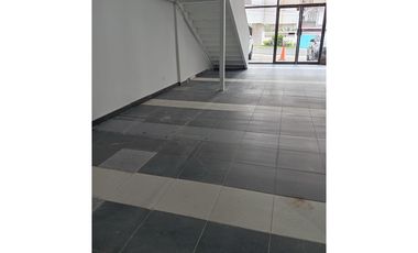 Se alquila local en Plaza comercial / San Francisco