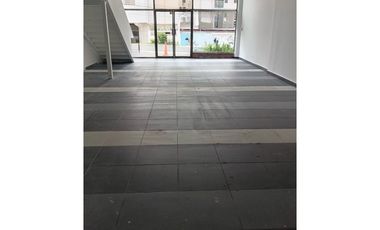 Se alquila local en Plaza comercial / San Francisco