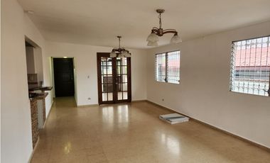 VENDEMOS CASA EN LA 12 DE OCTUBRE