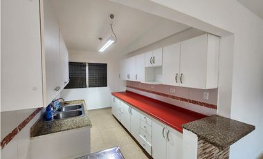 VENDEMOS CASA EN LA 12 DE OCTUBRE