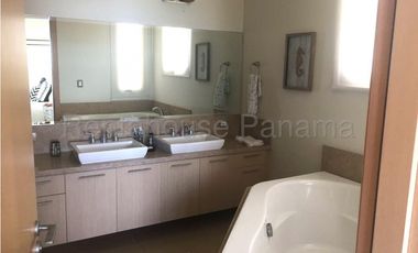 Casa dúplex en alquiler en San Carlos. Panamá Oeste. 25-4760.