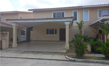 Venta de Casa  Reposeído en  Villas del Golf , Villa Lucre