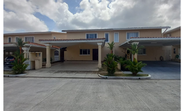 Venta de Casa  Reposeído en  Villas del Golf , Villa Lucre