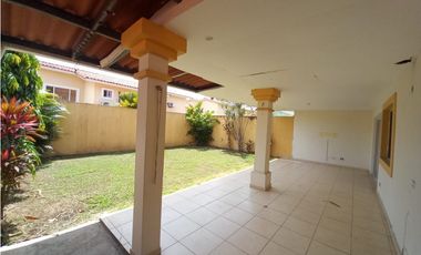 Venta de Casa  Reposeído en  Villas del Golf , Villa Lucre