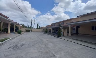 Venta de Casa  Reposeído en  Villas del Golf , Villa Lucre