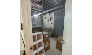 SE VENDE LOCAL EN ALBROOK, PASILLO DEL DELFN