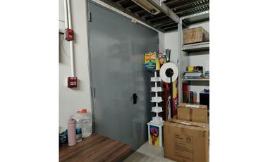 SE VENDE LOCAL EN ALBROOK, PASILLO DEL DELFN