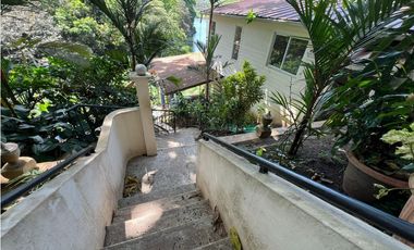 Venta – Propiedad con 2 Casas + Vista al Lago en Las Cumbres