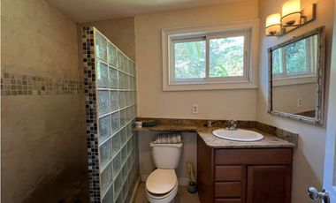 Venta – Propiedad con 2 Casas + Vista al Lago en Las Cumbres