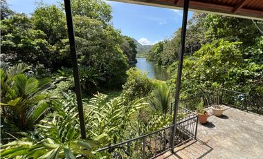 Venta – Propiedad con 2 Casas + Vista al Lago en Las Cumbres