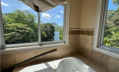 Venta – Propiedad con 2 Casas + Vista al Lago en Las Cumbres