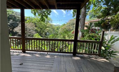 Venta – Propiedad con 2 Casas + Vista al Lago en Las Cumbres