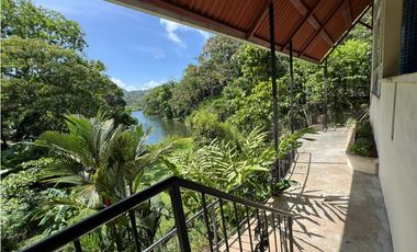 Venta – Propiedad con 2 Casas + Vista al Lago en Las Cumbres