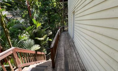 Venta – Propiedad con 2 Casas + Vista al Lago en Las Cumbres