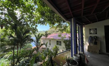 Venta – Propiedad con 2 Casas + Vista al Lago en Las Cumbres