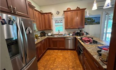 Venta – Propiedad con 2 Casas + Vista al Lago en Las Cumbres