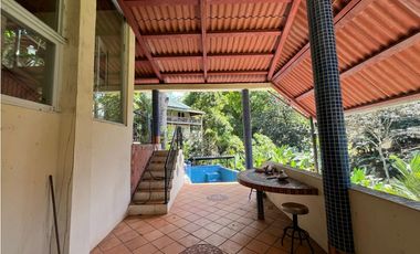 Venta – Propiedad con 2 Casas + Vista al Lago en Las Cumbres