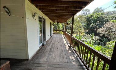 Venta – Propiedad con 2 Casas + Vista al Lago en Las Cumbres