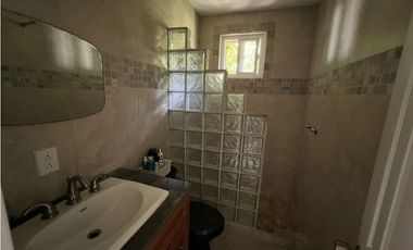 Venta – Propiedad con 2 Casas + Vista al Lago en Las Cumbres