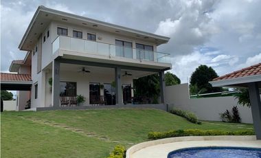 VENDO CASA RESIDENCIAL - LA CHORRERA SECTOR SANTA CLARA