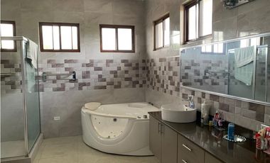 VENDO CASA RESIDENCIAL - LA CHORRERA SECTOR SANTA CLARA