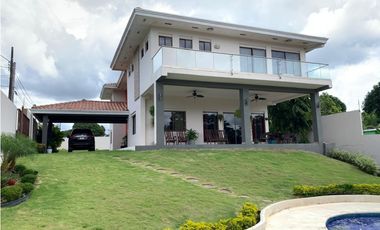 VENDO CASA RESIDENCIAL - LA CHORRERA SECTOR SANTA CLARA