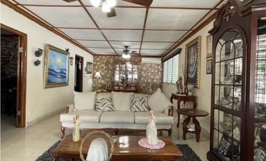 Venta de Casa con Dos Residencias Independientes en Betania, Panama