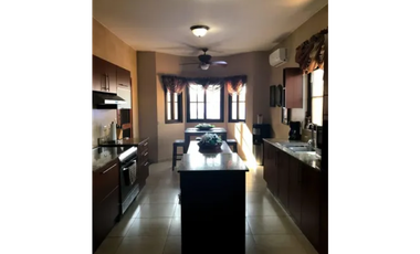 Melissa Foster Luxury Vende Casa en Costa Sur-El Doral MF882