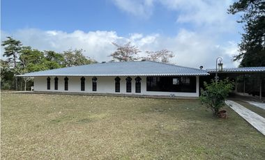 SE VENDE CASA EN CERRO AZUL