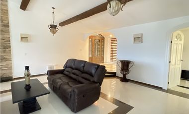 SE VENDE CASA EN CERRO AZUL