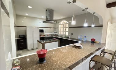 SE VENDE CASA EN CERRO AZUL