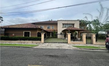 VENTA MANSIÓN EN ALTOS DEL GOLF