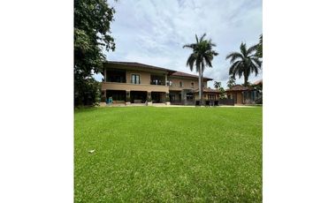 VENTA MANSIÓN EN ALTOS DEL GOLF