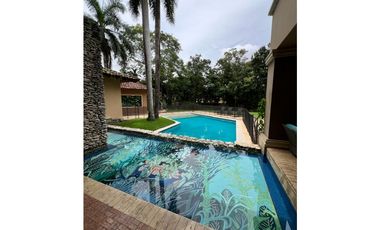 VENTA MANSIÓN EN ALTOS DEL GOLF