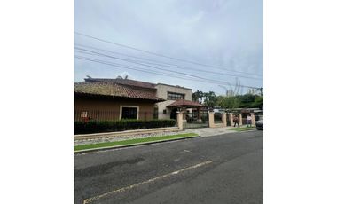 VENTA MANSIÓN EN ALTOS DEL GOLF