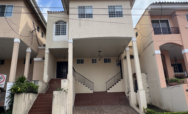 SE VENDE CASA EN EL DORAL (Urbanización El Bosque)