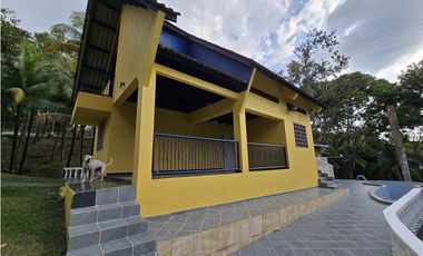 Venta de Casa y Terreno en Villa Cárdenas, Las Cumbres