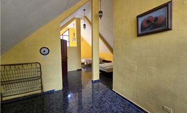 Venta de Casa y Terreno en Villa Cárdenas, Las Cumbres